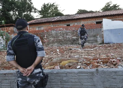 Polícia realizando a procura da arma do crime pelo local