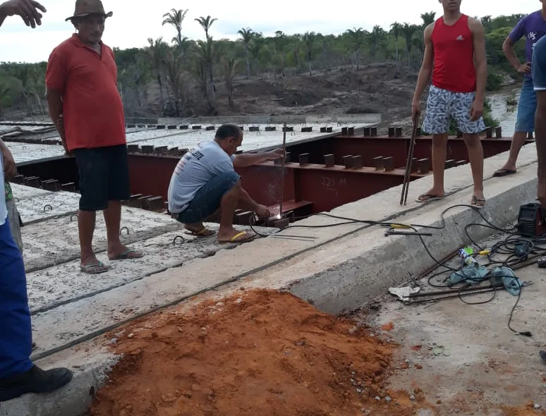 Populares soldam estrutura da ponte