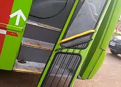 Porta do ônibus que caiu