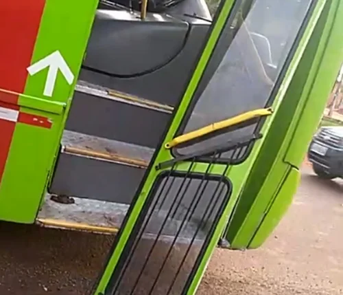 Porta do ônibus que caiu