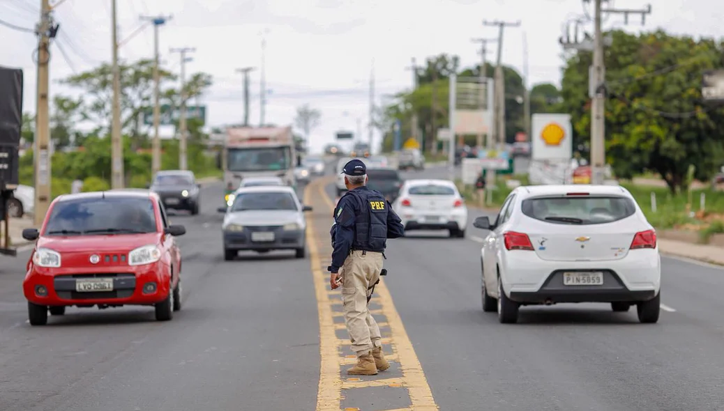 Agente da PRF durante operação
