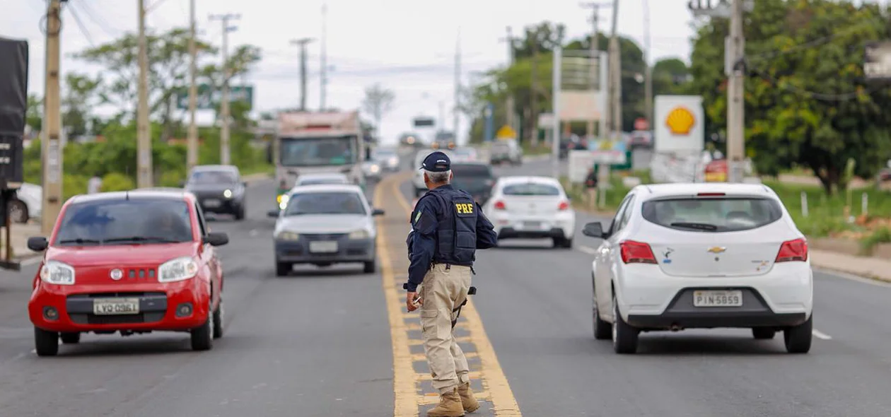 Agente da PRF durante operação