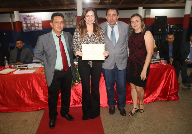 Iracema Portella recebe título de cidadania em Agricolândia