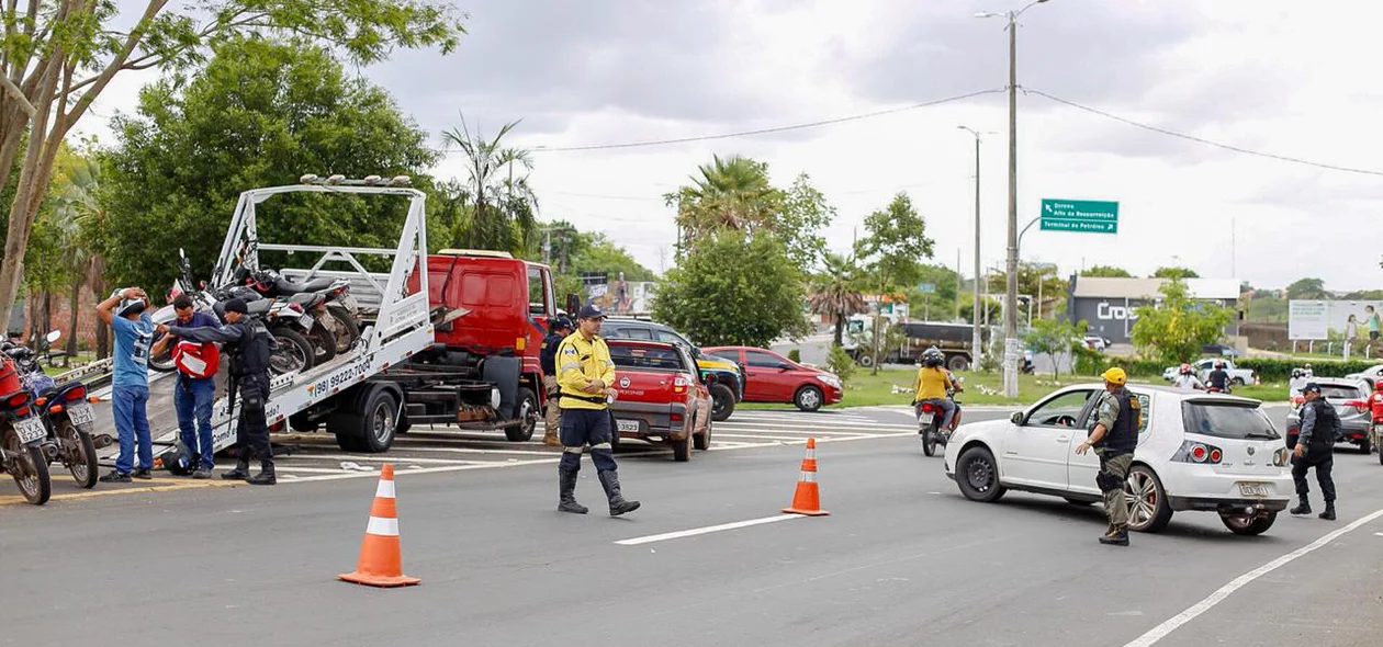 Policiais abordando carros durante operação 