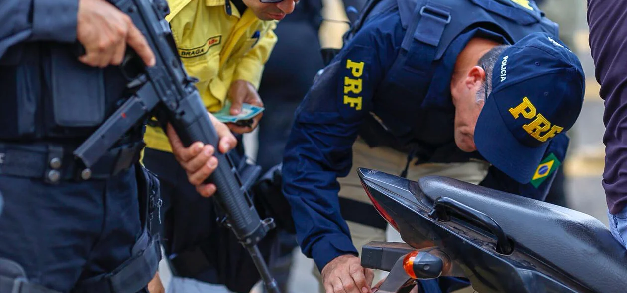 Policiais conferindo a placa da moto
