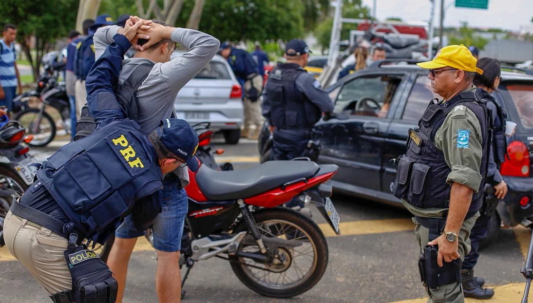 Policiais durante operação