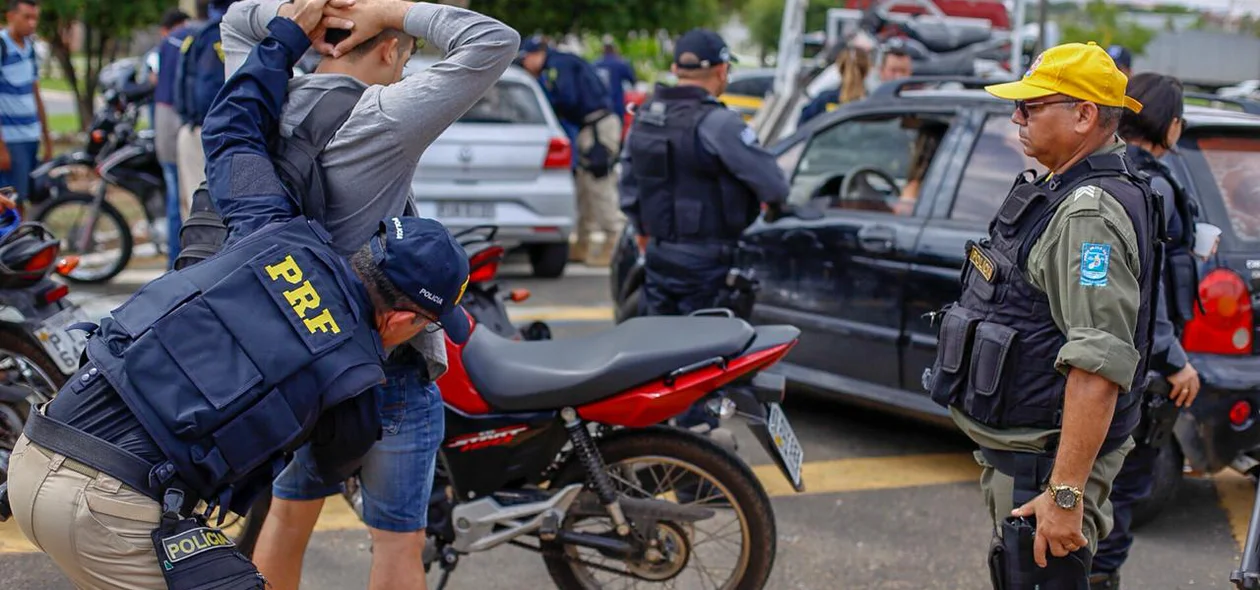 Policiais durante operação