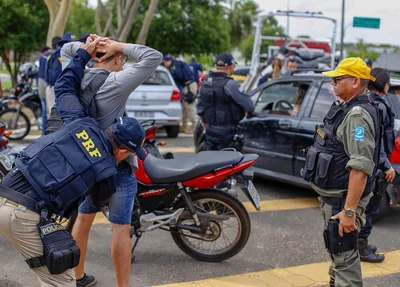 Policiais durante operação