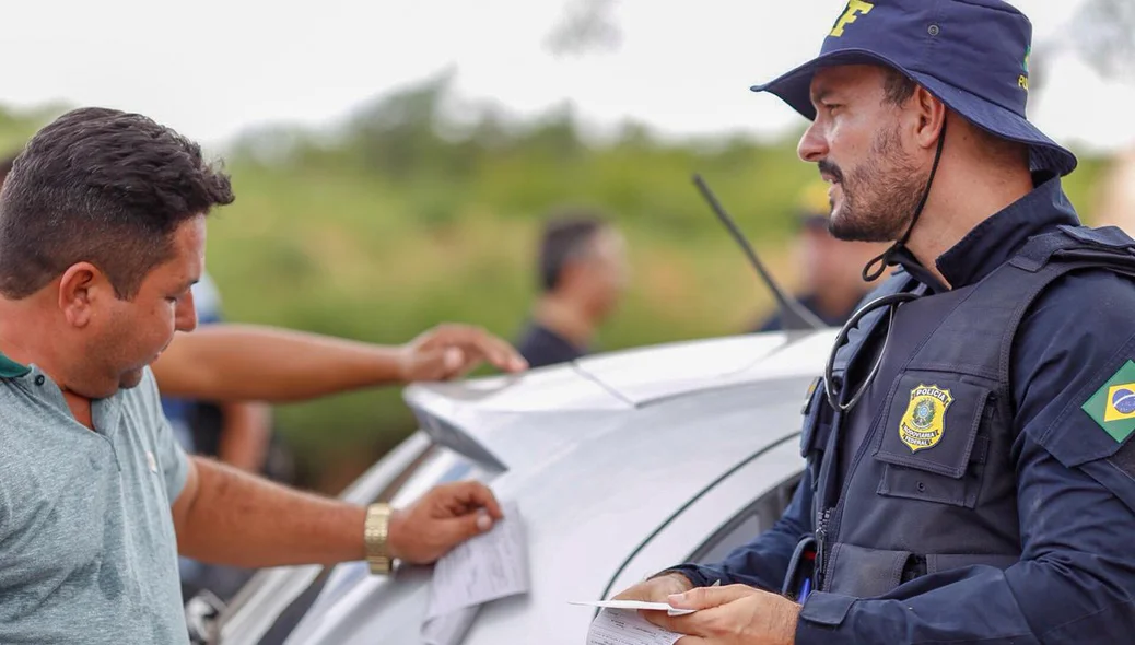 Policial conferindo documentação 