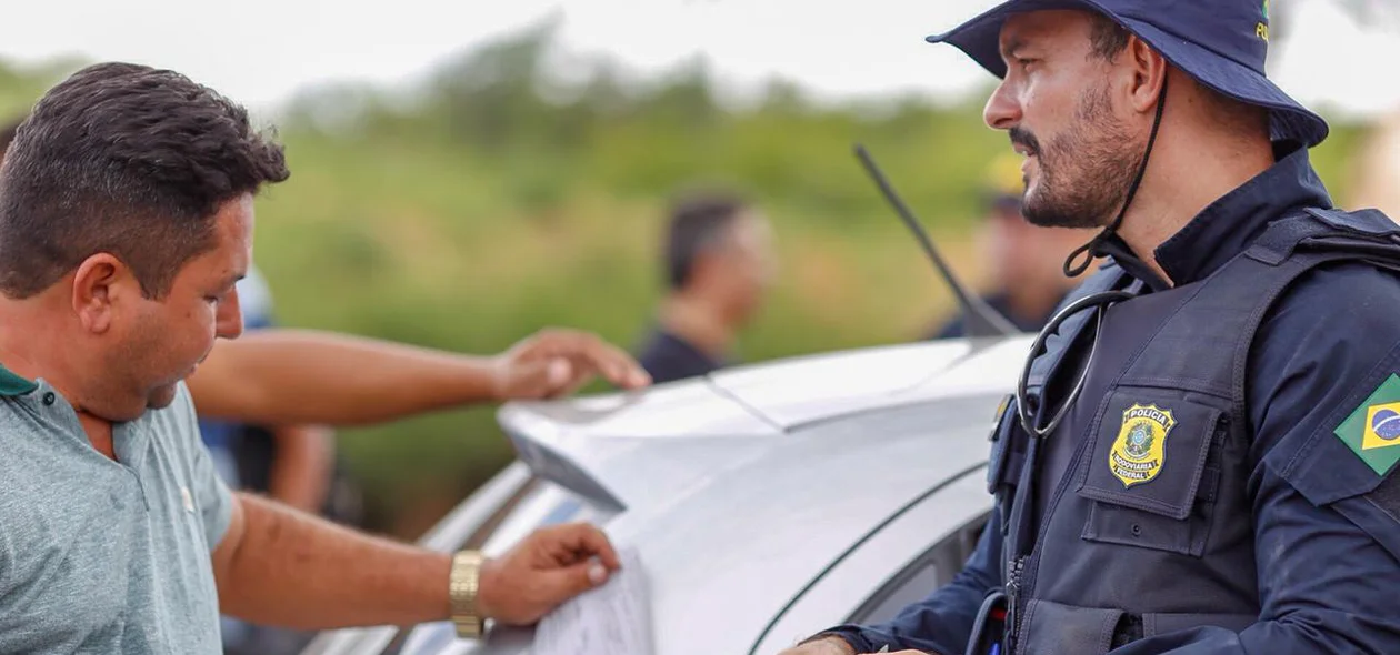 Policial conferindo documentação 