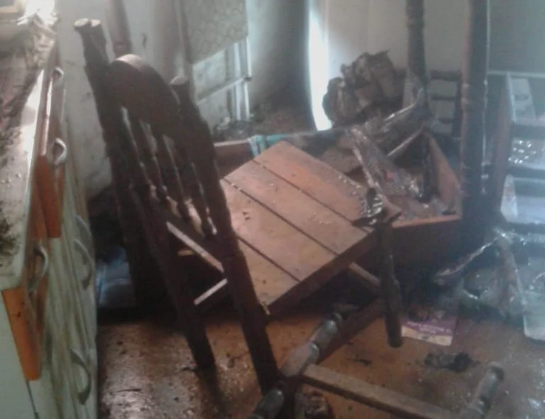 O fogo atingiu móveis da residência