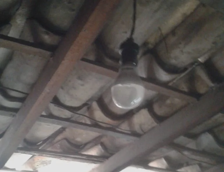 O fogo chegou atingir o telhado da casa