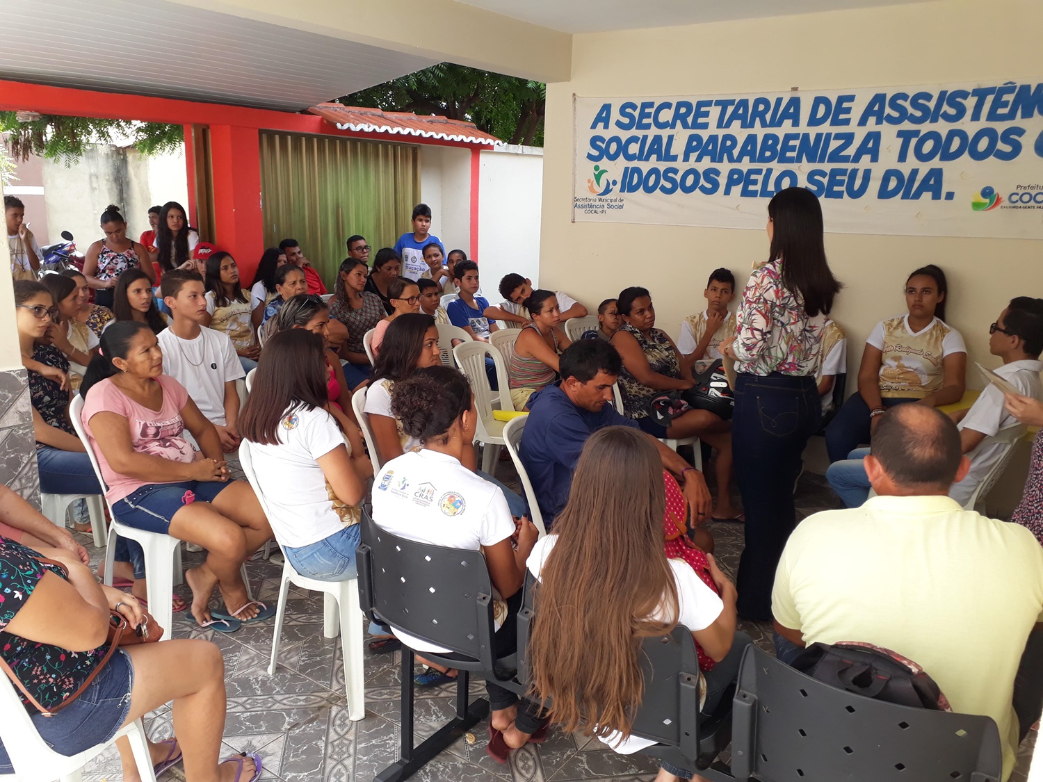 Adolescentes recebem convites para projeto Realizando Sonhos em Cocal