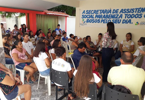 Adolescentes recebem convites para projeto Realizando Sonhos em Cocal