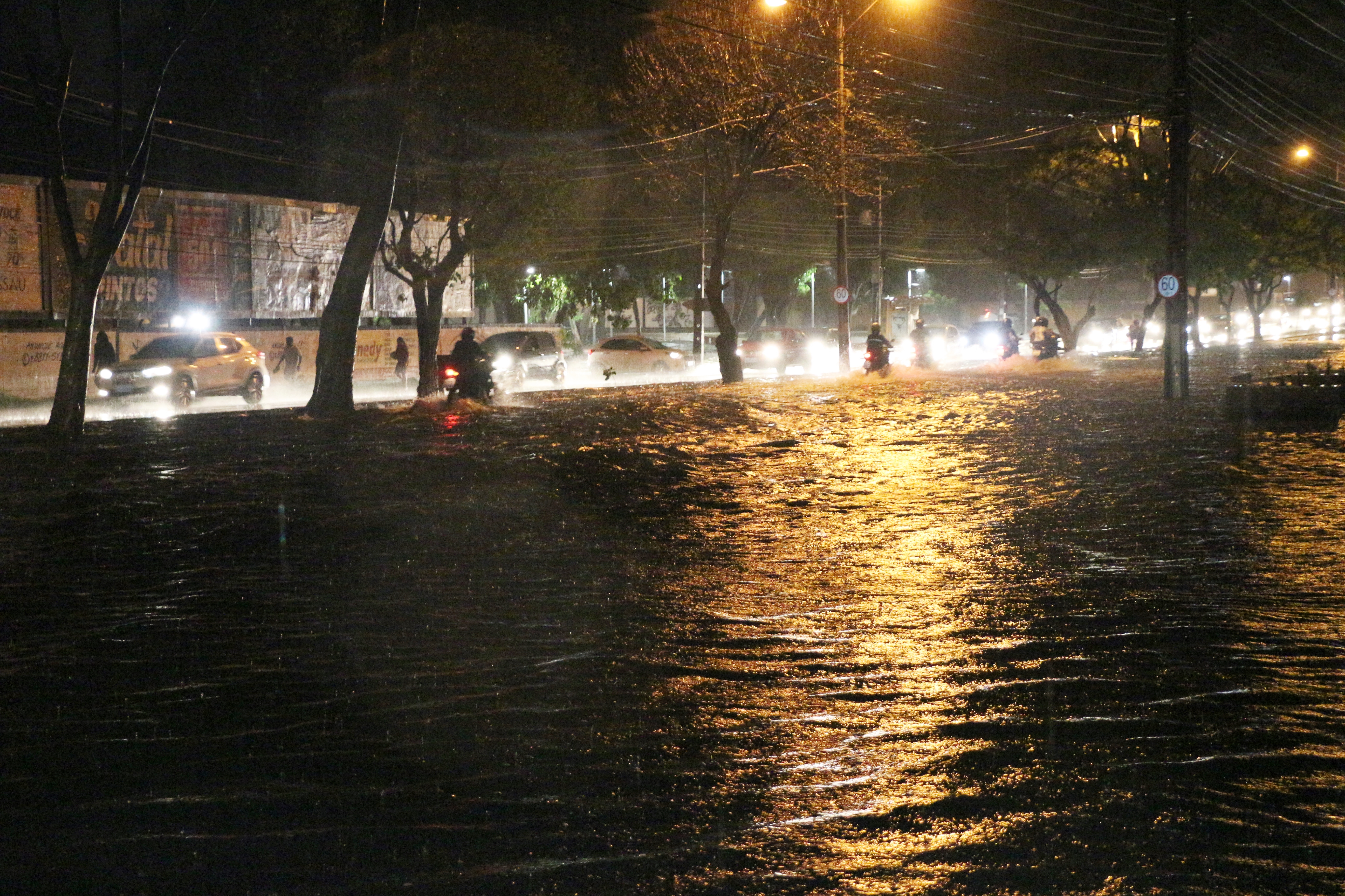 Alagamento registrado na Avenida Presidente Kennedy