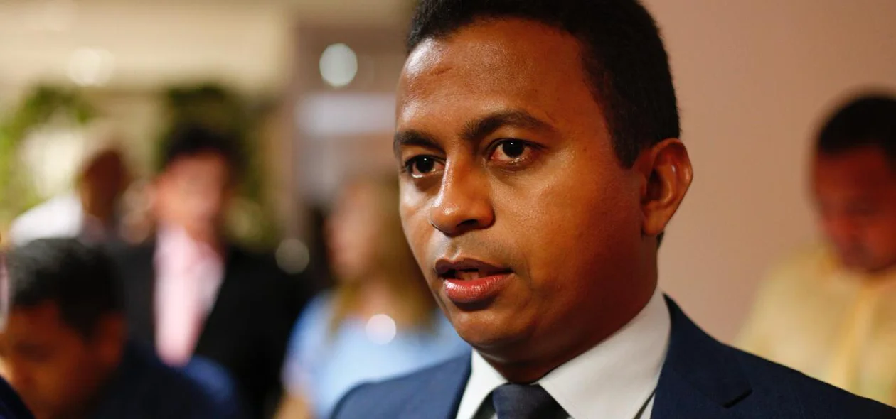 Deputado estadual eleito Francisco Costa em evento de diplomação no TJ