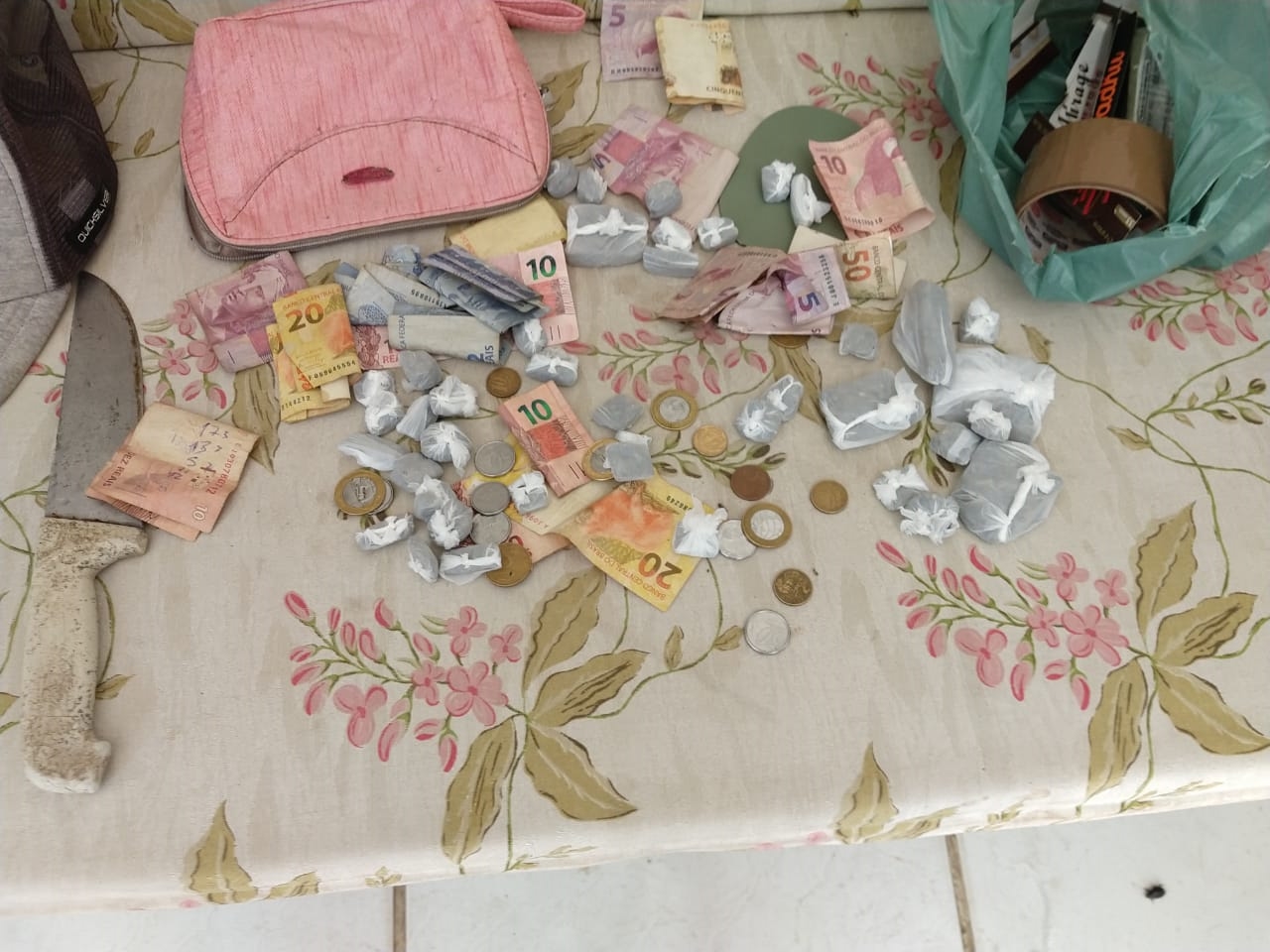 Droga e dinheiro apreendidos durante a ação policial