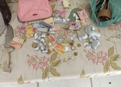 Droga e dinheiro apreendidos durante a ação policial