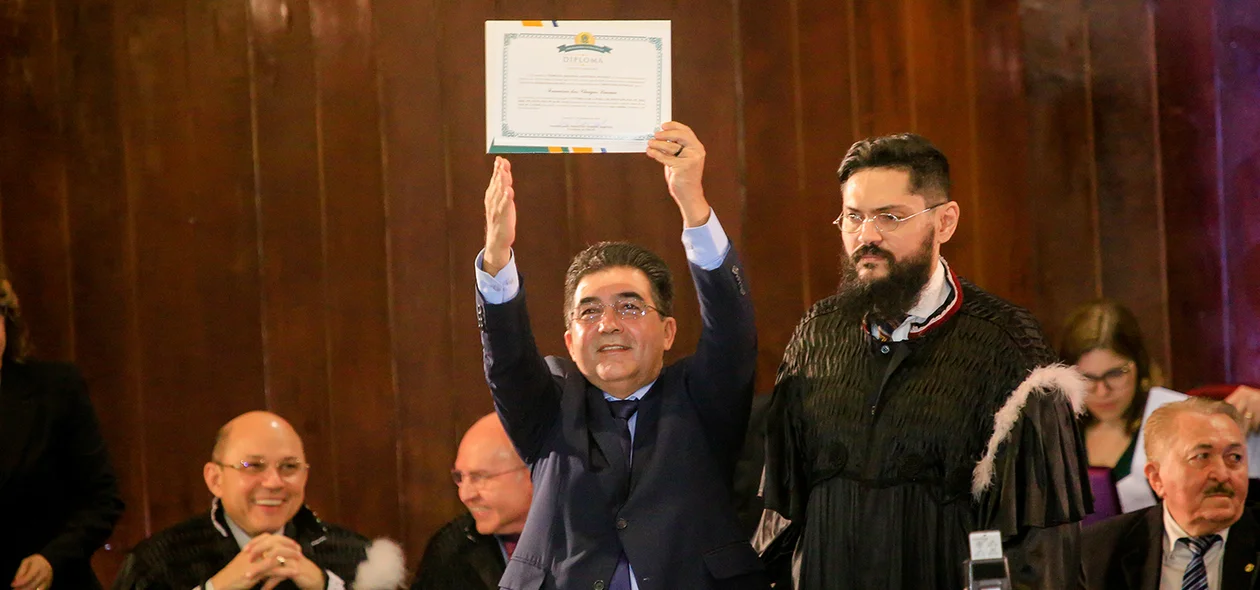 Francisco Limma sendo diplomado 