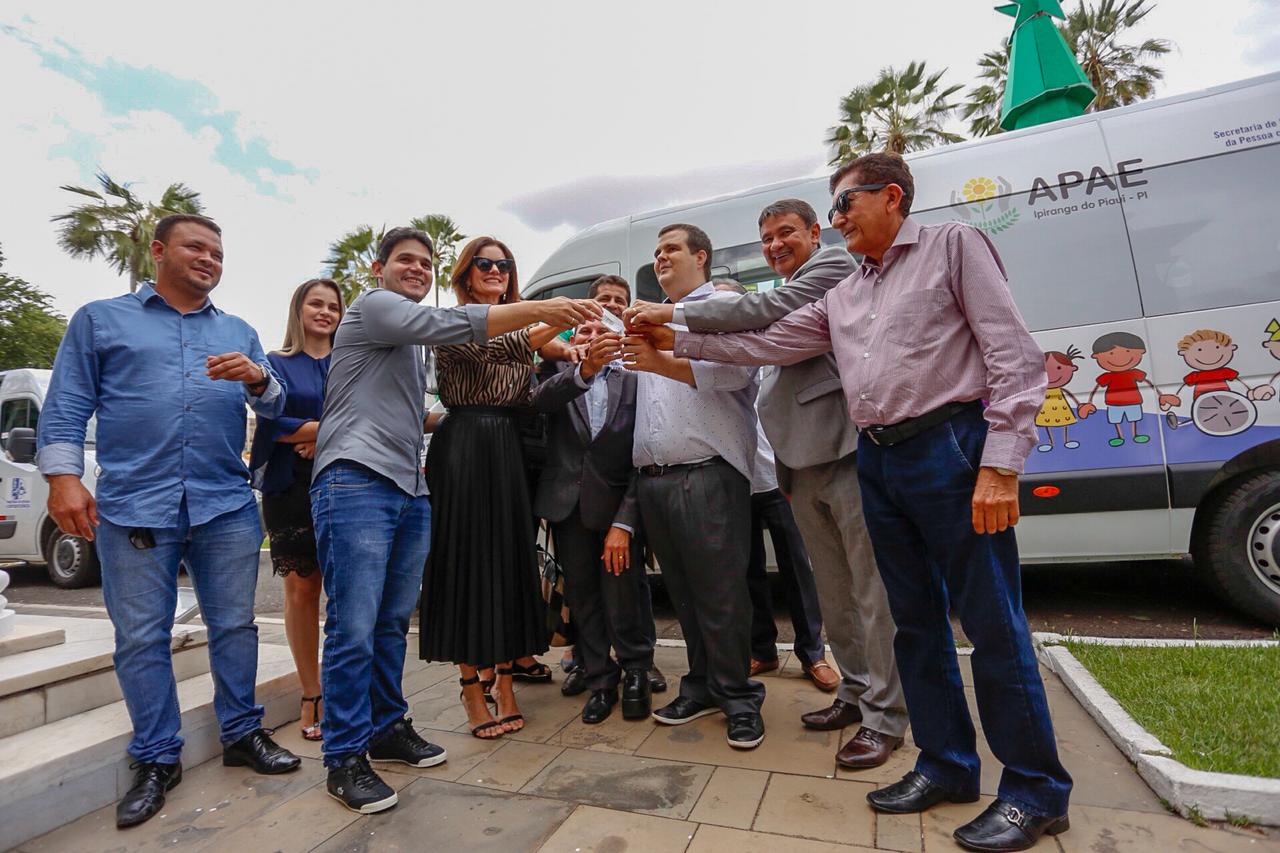 Gestores recebem as chaves dos veículos