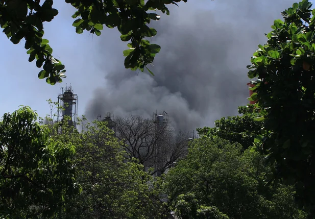 Incêndio na refinaria de Manguinhos, no Rio de Janeiro