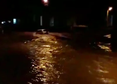 Motorista é resgatado de veículo durante chuva no Torquato Neto