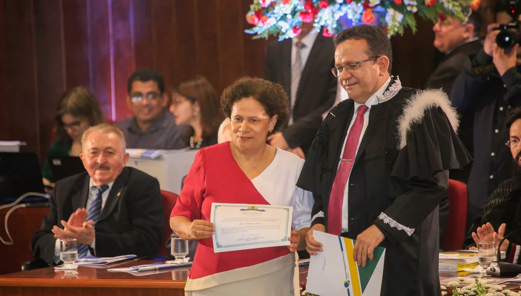 Regina Sousa é diplomada