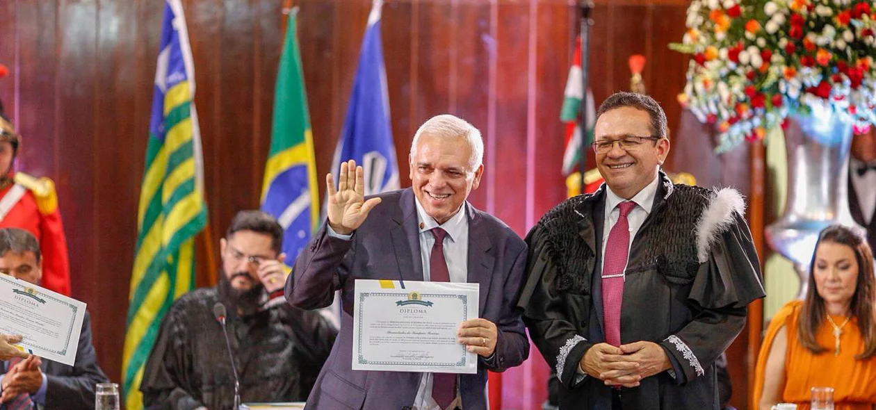 Themístocles Filho sendo diplomado