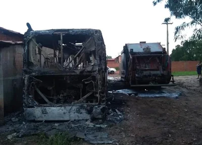 Veículos ficaram completamente destruídos