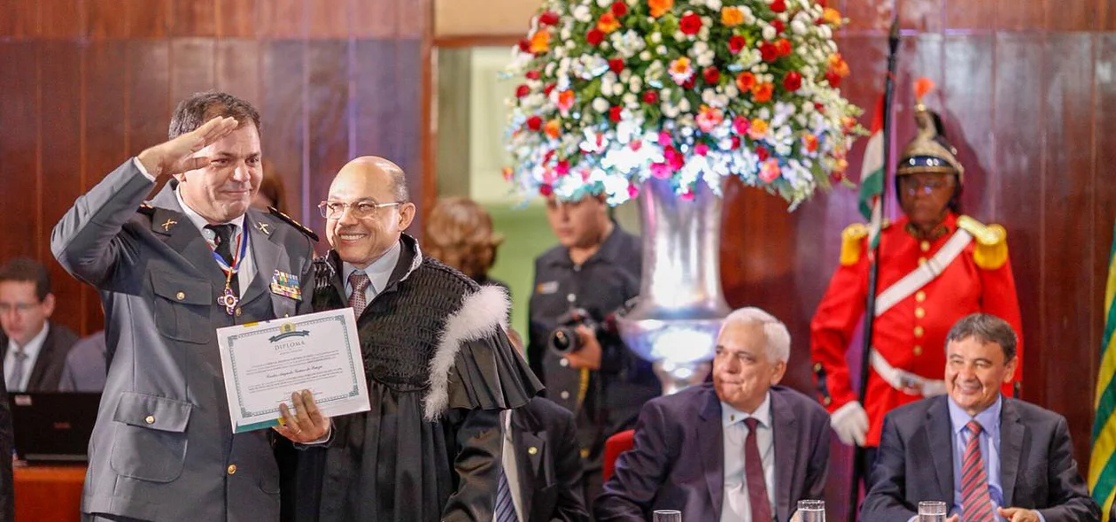 Carlos Augusto sendo diplomado