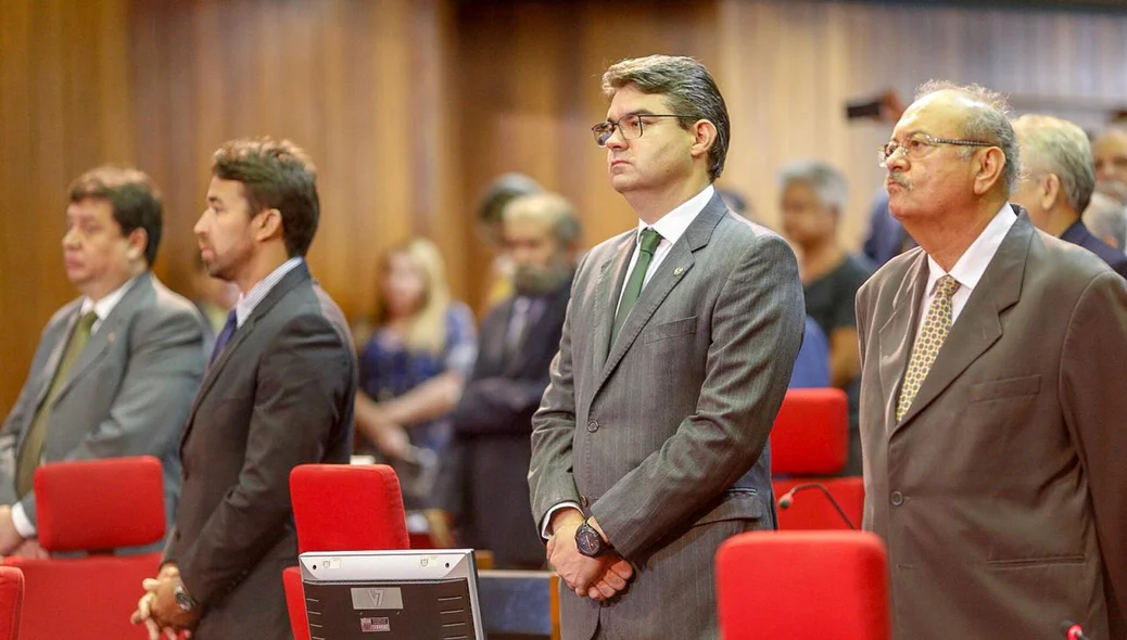 Deputados estaduais no plenário da Alepi