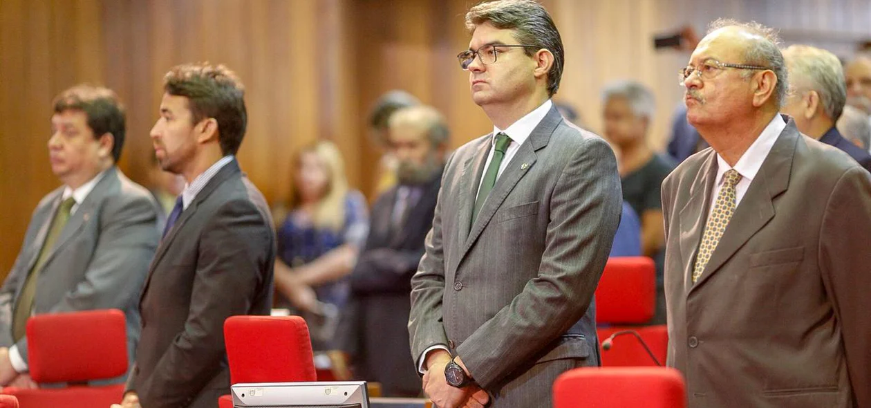 Deputados estaduais no plenário da Alepi
