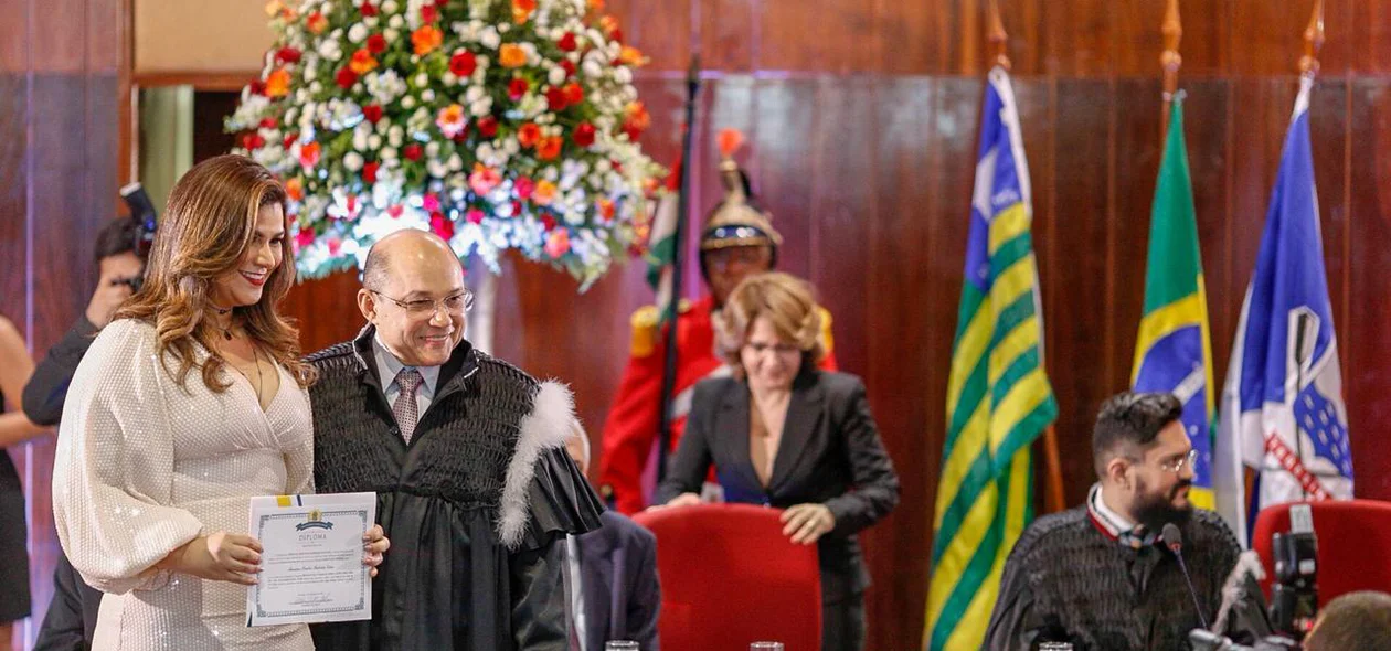 Dra. Marina Santos sendo diplomada