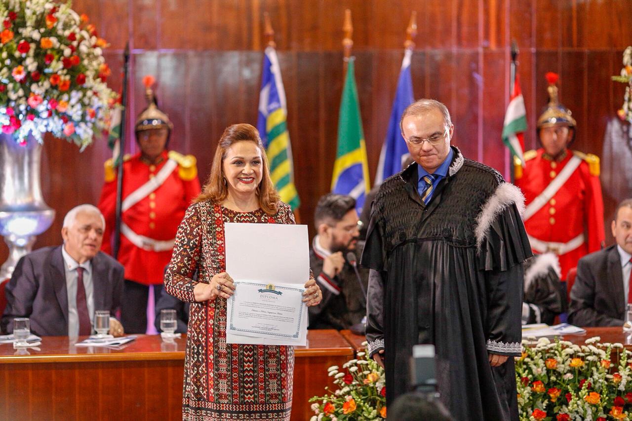 Eliane Nogueira sendo diplomada como suplente do filho Ciro Nogueira 