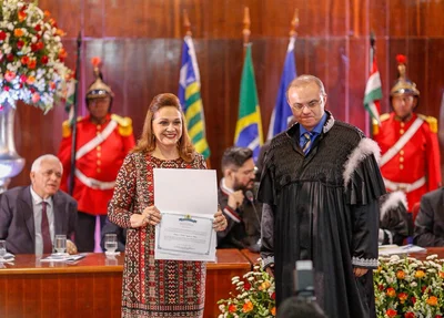 Eliane Nogueira sendo diplomada como suplente do filho Ciro Nogueira 
