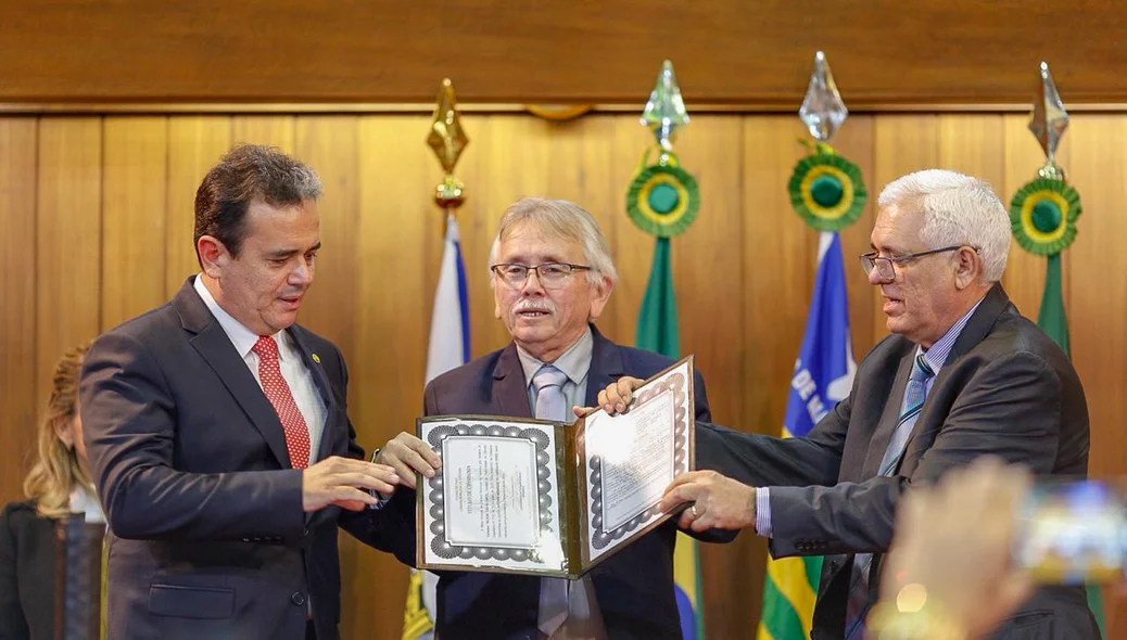 Entrega de títulos de cidadania para Henrique Pires