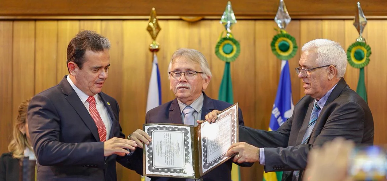 Entrega de títulos de cidadania para Henrique Pires