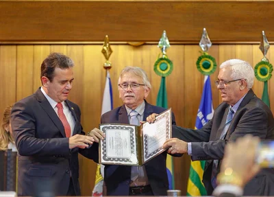 Entrega de títulos de cidadania para Henrique Pires