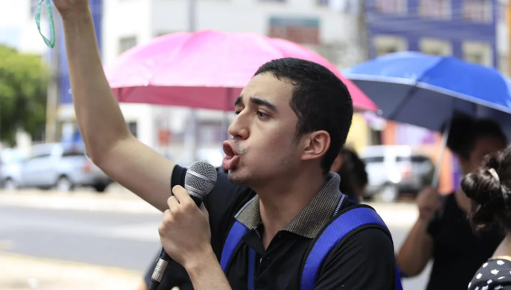 Estudante reivindica em frente ao Karnak 