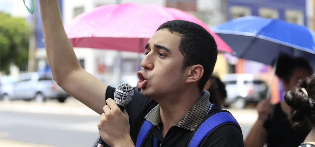 Estudante reivindica em frente ao Karnak 