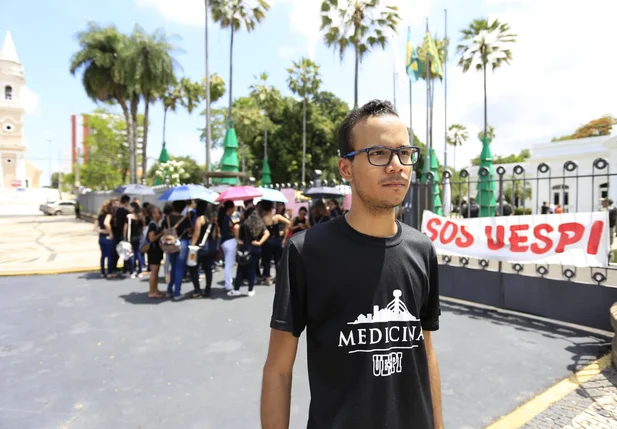 Estudantes e professores da Uespi protestam no Karnak