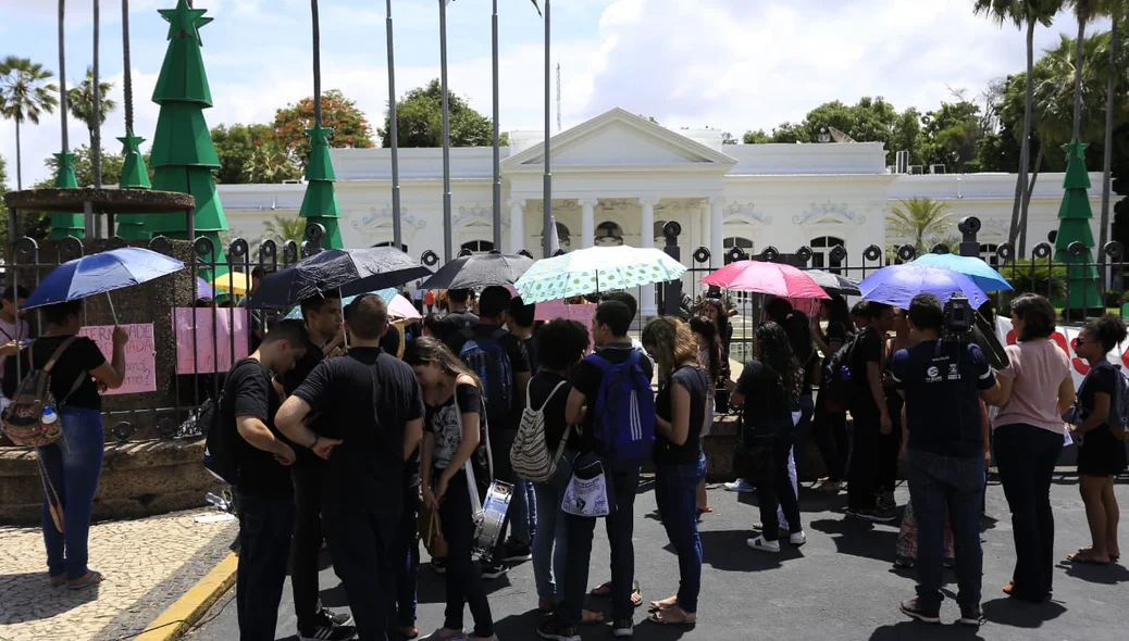 Estudantes ficaram 3 horas em frente ao Karnak 