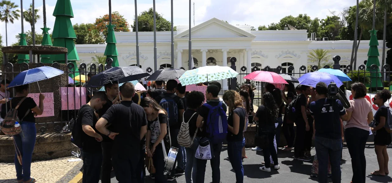 Estudantes ficaram 3 horas em frente ao Karnak 