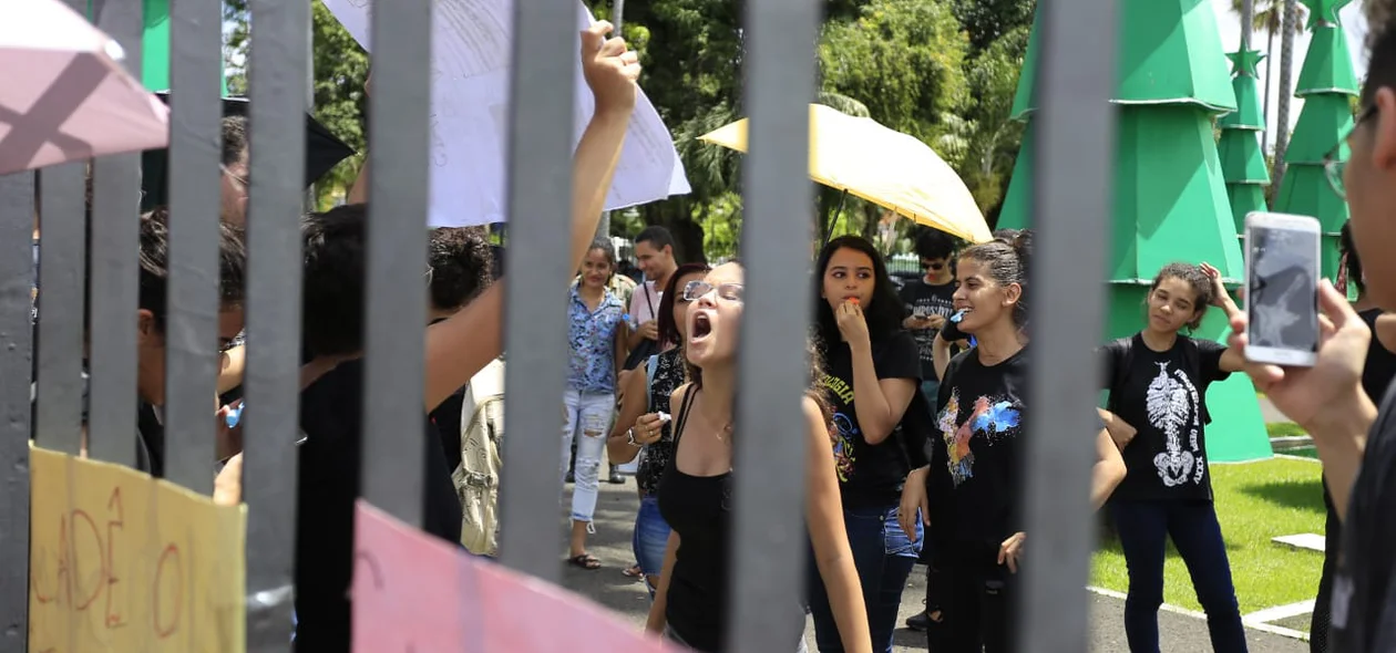 Estudantes pregaram cartazes nas grades do Karnak 