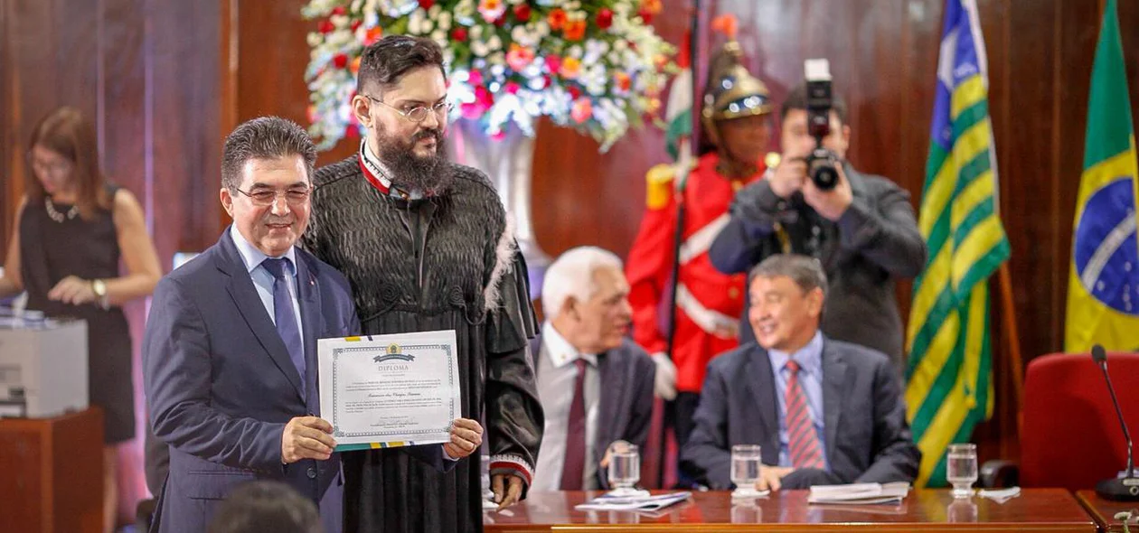 Francisco Limma sendo diplomado