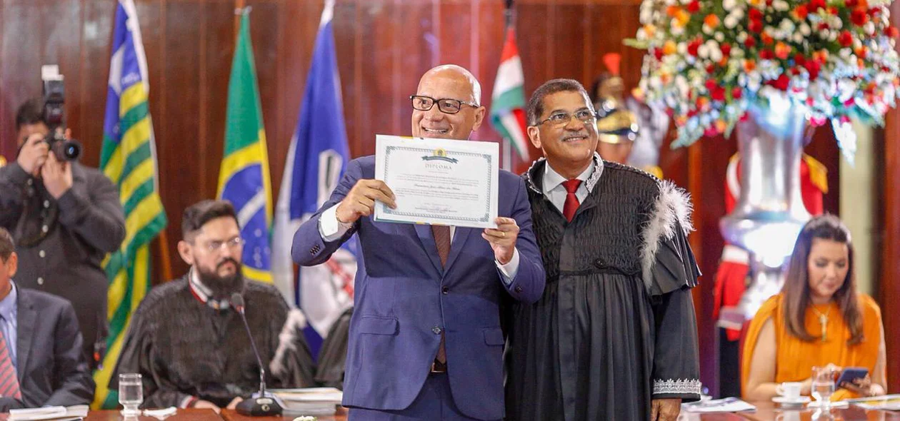 Franzé Silva sendo diplomado