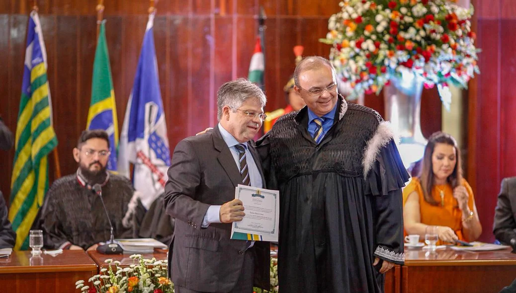 Gustavo Neiva sendo diplomado