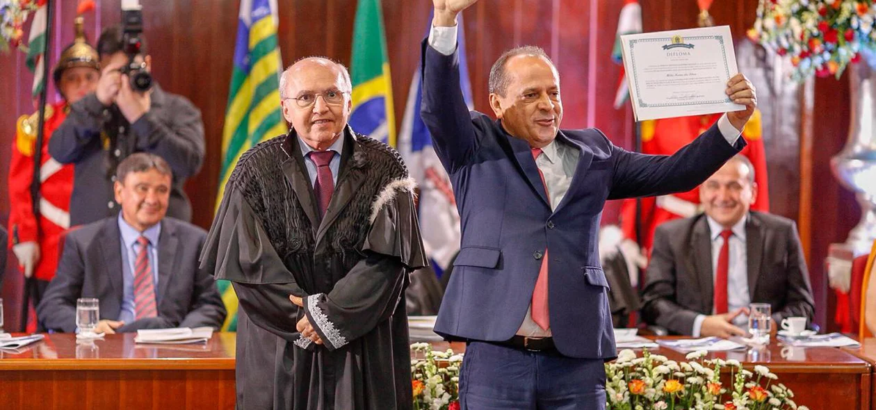 Hélio Isaias sendo diplomado 