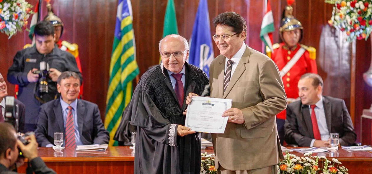 Ismar Marques sendo diplomado