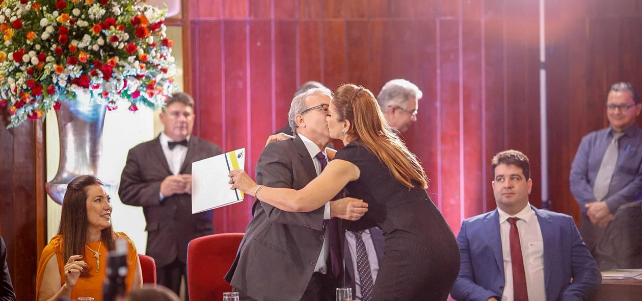 Lucy Soares beijando Firmino Filho durante diplomação
